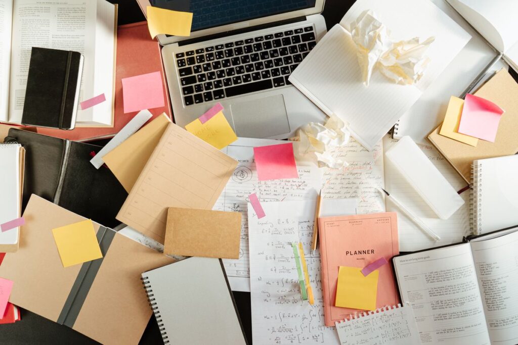 Escritorio de trabajo con notas y documentos
